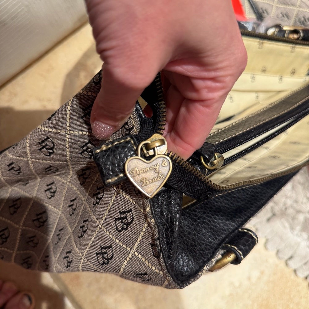 ❌SOLD❌Dooney & Bourke Black and Brown Satchel - Picture 6 of 9